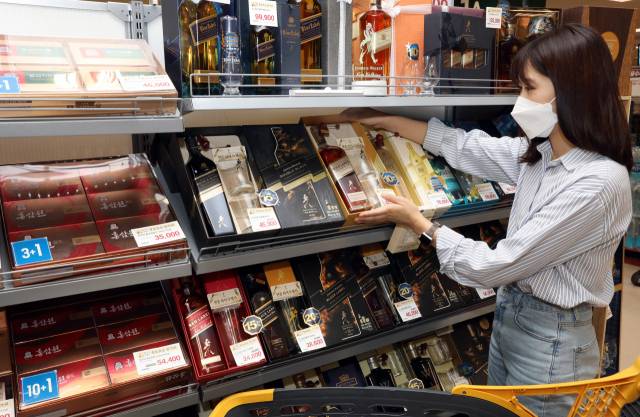 서울시 성동구 이마트 성수점에서 고객이 양주 세트를 살펴보고 있다./사진 제공=이마트