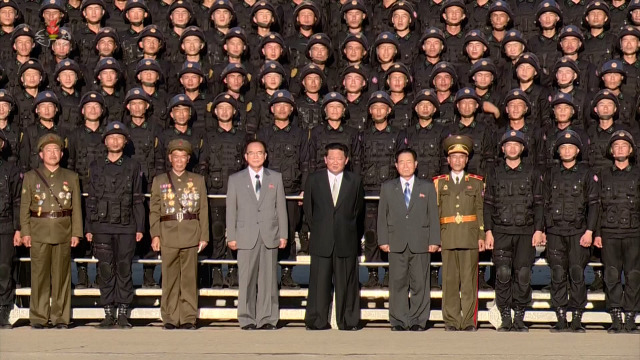 김정은 북한 국무위원장이 지난 9일 북 정권 수립 73주년 열병식에 참가한 노농적위군 등과 기념사진을 찍고 있다./연합뉴스