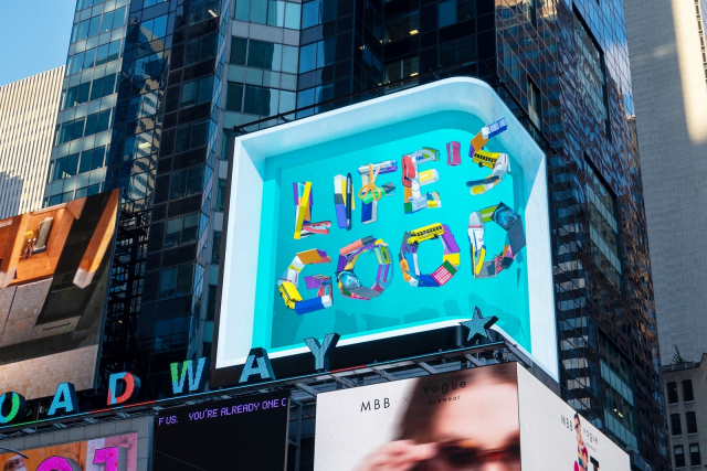 LG전자가 미국 뉴욕 타임스스퀘어 전광판에서 ‘라이프스 굿(Life’s Good)’ 메시지를 담은 3D 콘텐츠를 상영하고 있다. /사진제공=LG전자