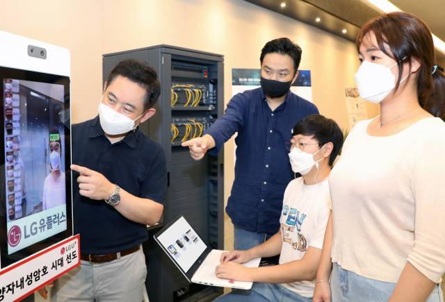 LG유플러스는 암호기술 전문기업 크립토랩과 함께 지난 10일 서울 용산 사옥에서 설명회를 열고 양자내성암호(PQC) 기술 및 적용 사례를 소개했다. 사진은 LG유플러스 직원들이 양자내성암호(PQC)로 보안을 강화한 안면인식서비스를 시험해보고 있다. /사진 제공=LG유플러스