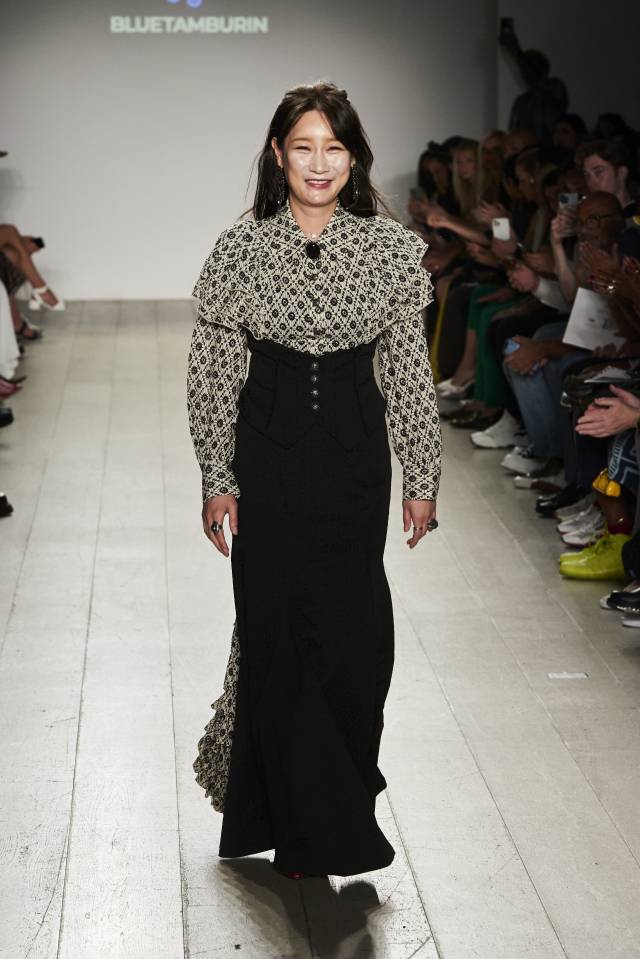 11일(현지 시간) ‘뉴욕패션위크 SS’ 런웨이에 선 김보민 블루템버린 디자이너. /사진 제공=블루템버린