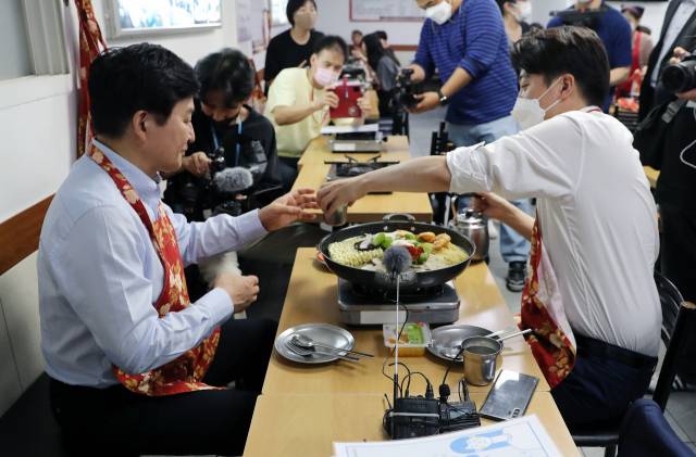 이준석(오른쪽) 국민의힘 대표와 원희룡 대선 경선 예비후보가 12일 오후 서울 중구 떡볶이 집에서 회동하고 있다. 이번 만남은 '녹취록 갈등'으로 남은 감정을 털어버리자는 취지와 당내 현안 등을 논의하기 위해 원 후보의 제안으로 이뤄졌다./국회사진기자단