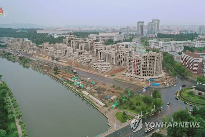 김정은, 보통강 주택건설현장 시찰 (서울=연합뉴스) 김정은 북한 국무위원장이 평양 도심 보통강 강변에 조성 중인 보통강 강안 다락식(테라스식) 주택구건설사업을 현지 지도했다고 조선중앙통신이 21일 보도했다. 사진은 공사 중인 보통강 강안 다락식(테라스식) 주택구건설 현장. [조선중앙TV 화면] 2021.8.21 
    [국내에서만 사용가능. 재배포 금지. For Use Only in the Republic of Korea. No Redistribution] nkphoto@yna.co.kr