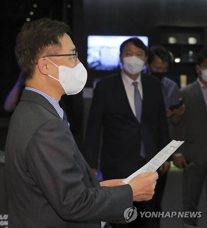 회동 마친 국민의힘 윤석열-최재형 (서울=연합뉴스) 안정원 기자 = 국민의힘 윤석열, 최재형 대선 경선 예비후보가 12일 서울 여의도 글래드 호텔에서 고발 사주 의혹의 정치공작 가능성 등에 대한 대처방안을 논의한 뒤 기자들과 질의응답을 하고 있다 .  2021.9.12 [국회사진기자단] jeong@yna.co.kr