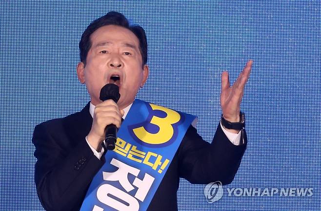 정견 밝히는 정세균 (원주=연합뉴스) 양지웅 기자 = 12일 오후 강원 원주시 오크밸리리조트 컨벤션센터에서 열린 더불어민주당 강원권역 순회경선 합동연설회에서 정세균 후보가 정견을 밝히고 있다. 2021.9.12 yangdoo@yna.co.kr