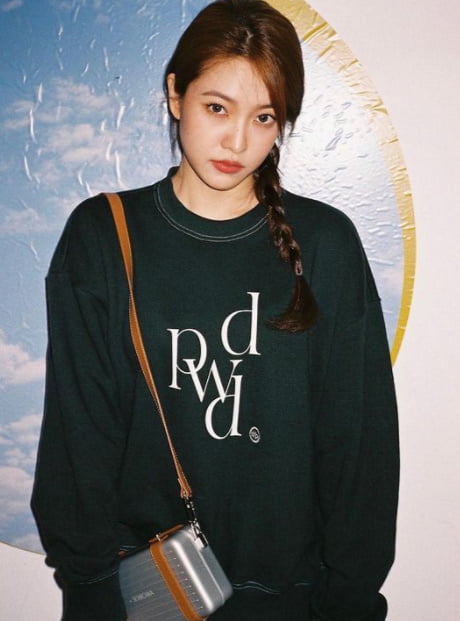 Red Velvet Yeri flaunts charm with so-called gambling popping photoYeri posted several photos on his Instagram on the afternoon of the 13th.In the photo, Yeri caught the eye with a style of mini bag in casual costume.In particular, Yeri has taken pictures with various emotions such as mirror selfies and black and white that cover his face with light. Yeri admired it with a light or visual without decorating it.Yeri performed in the web drama Blue Bus Day.