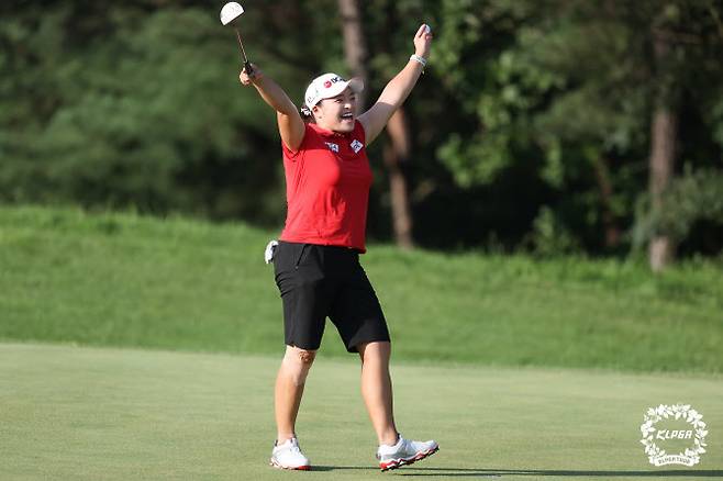 장하나가 12일 경기도 이천시 블랙스톤 이천CC에서 열린 KLPGA 투어 KB금융 스타챔피언십 4라운드 18번홀에서 우승을 확정하는 퍼트를 넣은 뒤 두팔을 벌리며 기뻐하고 있다. (사진=KLPGA)