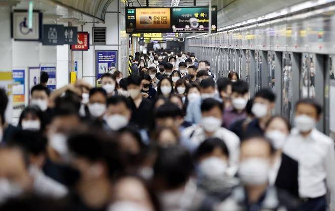 13일 오전 서울 지하철 광화문역에서 출근길 시민들이 발걸음을 옮기고 있다.(사진=연합뉴스)