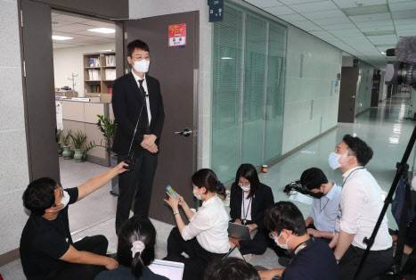 김웅 국민의힘 의원이 13일 오후 고위공직자범죄수사처(공수처)의 국회 의원회관 내 사무실에 대한 압수수색이 끝난 뒤 기자들과 질의응답을 하고 있다.(사진=국회사진기자단)
