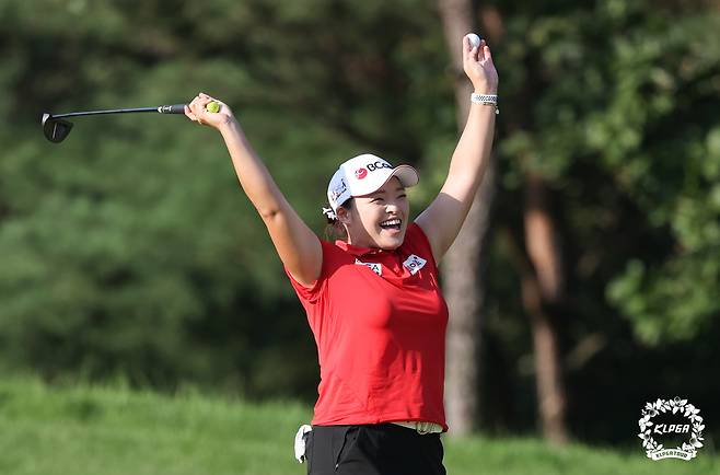 장하나가 12일 경기도 이천 블랙스톤이천CC에서 열린 한국여자프로골프(KLPGA) 투어 KB금융 스타챔피언십 최종라운드 18번 홀에서&nbsp; 우승 확정 뒤 환호하고 있다. [KLPGA 제공]&nbsp;