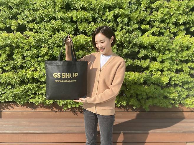 GS샵 쏘울 에어울 가디건 구매고객에게 업사이클링 에코백 제공(GS리테일 제공)© 뉴스1