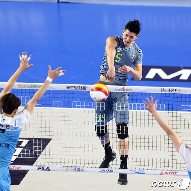 31일 천안 유관순 체육관에서 열린 도드람 V리그 현대캐피탈과 우리카드의 경기에서 현대캐피탈 문성민이 공격하고 있다.(현대캐피탈 배구단 제공) 2021.1.31/뉴스1