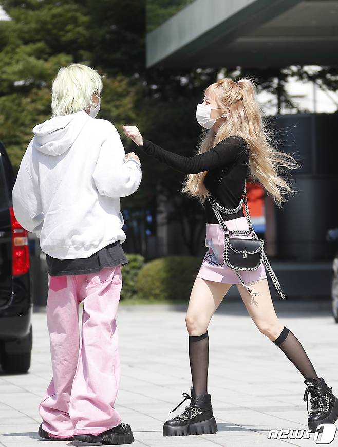 가수 현아, 던 커플이 13일 서울 목동 SBS에서 진행된 SBS라디오 파워FM '최화정의 파워타임'을 위해 방송국으로 들어서며 애정을 과시하고 있다. © News1 권현진 기자