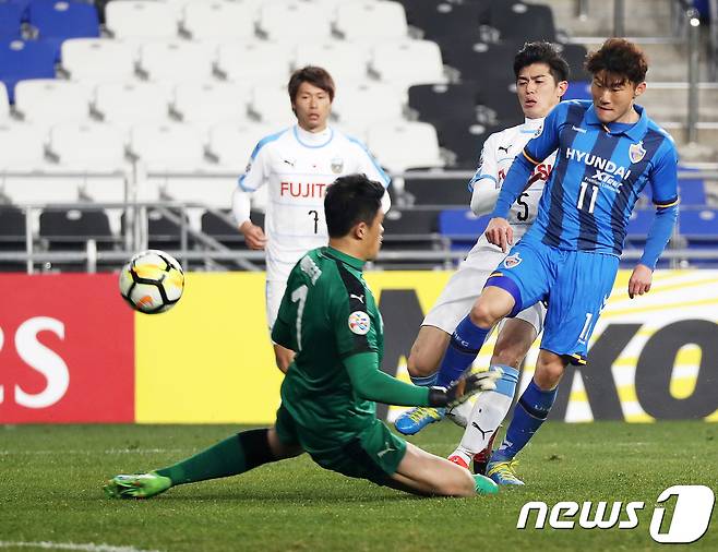 20일 울산 문수월드컵경기장에서 열린 아시아축구연맹 챔피언스리그(ACL) 조별예선 2차전 울산현대와 가와사키 프론탈레의 경기에서 후반 울산 황일수가 일대일 찬스에서 슈팅하고 있다. 이 경기는 울산의 2:1 승리로 끝이 났다. 2018.2.20/뉴스1 © News1 이윤기 기자