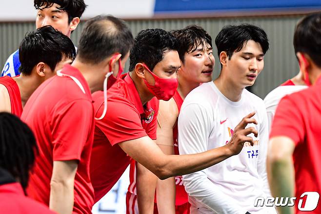 감독 데뷔전에서 승리를 거둔 서울 SK의 전희철 감독(KBL 제공) © 뉴스1