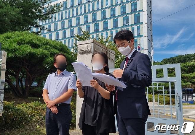 청주 오창 여중생 사건 피해자의 유족이 13일 청주지검 앞에서 기자회견을 열고 경찰의 부실수사를 지적하고 있다. © 뉴스1