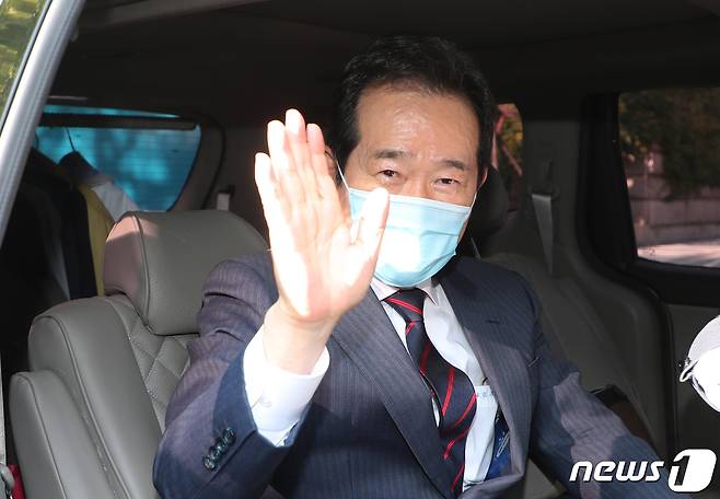 정세균 전 총리가 13일 오후 국회에서 더불어민주당 대선 경선 후보직 사퇴를 선언한 후 차량에 올라 손을 흔들고 있다. 정 전 총리는 이 자리에서 “평당원으로 돌아가 하나 되는 민주당, 새로운 대한민국을 위해서 백의종군하겠다”고 밝혔다. 2021.9.13/뉴스1 © News1 오대일 기자