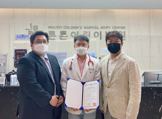 왼쪽부터 유스바이오글로벌 유지호 이사, 튼튼어린이병원 최용재 병원장, 크라우드웍스 김대영 부사장