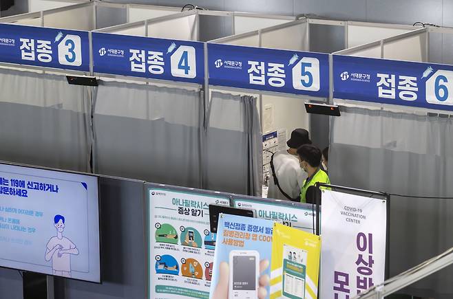 국내 신종 코로나바이러스 감염증(코로나19) 백신 접종에 속도가 붙으면서 정부의 '추석전 국민 70% 1차 접종' 목표 달성이 가시권에 들어온 가운데 9일 오전 서울 서대문구 북아현문화체육센터에 마련된 코로나19 예방접종센터에서 한 시민이 접종실로 들어가고 있다./연합뉴스