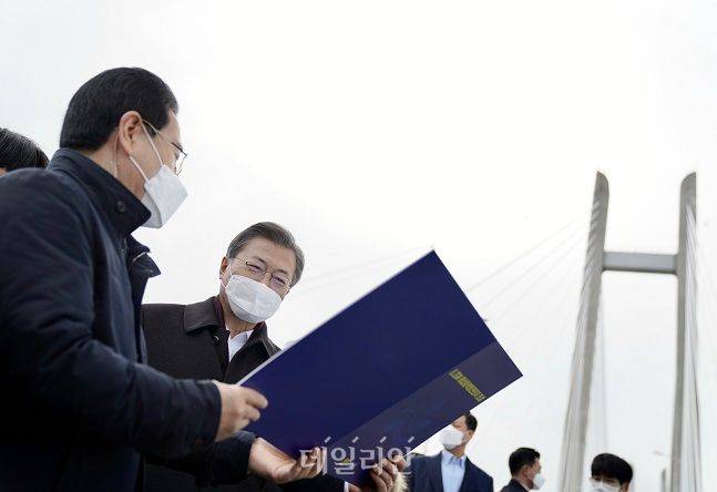 문재인 대통령이 지난 2월 5일 임시개통 예정인 전남 신안군 임자2대교에서 열린 세계 최대 해상풍력단지 48조원 투자협약식 체결 후 대교를 시찰하며 김영록 전남지사와 이야기를 나누고 있다. ⓒ뉴시스