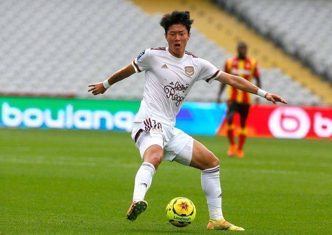 리그 경기 도중 부상으로 교체된 황의조. ⓒ AP=뉴시스