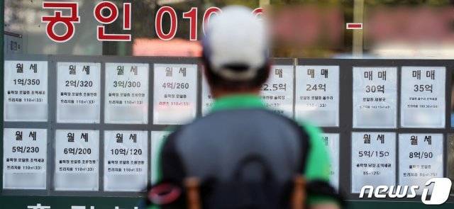 12일 서울시내 한 공인중개사 사무소에 부동산 매물 전단이 붙어있다.
이날 KB부동산 리브온 KB주택가격동향에 따르면 지난 8월 수도권 KB아파트 월세지수는 106.5로 전월 대비 0.5%포인트 상승해 역대 최고치를 기록했다.
서울 월세지수 역시 지난달 107.0으로 관련 통계를 발표한 2015년 12월 이후 최고치다.