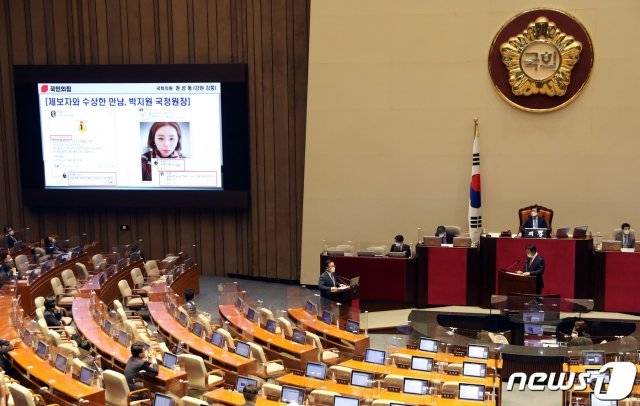 김부겸 국무총리가 13일 오후 국회 본회의에서 열린 정치 분야 대정부 질문에 출석해 권성동 국민의힘 의원 질의에 답변하고 있다. 2021.9.13/뉴스1