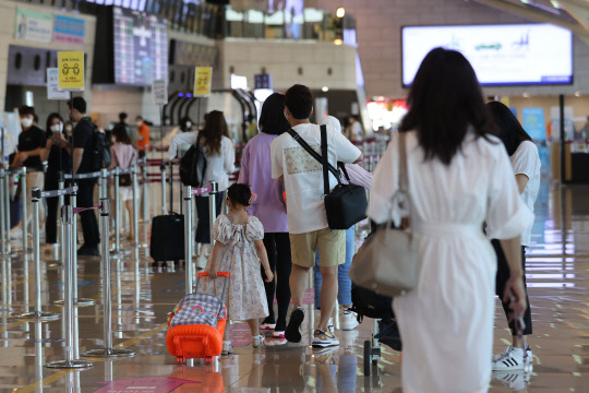 지난 12일 오후 김포공항 국내선 청사에서 탑승수속을 마친 여행객들이 비행기 탑승을 위해 이동하고 있다. <연합뉴스>