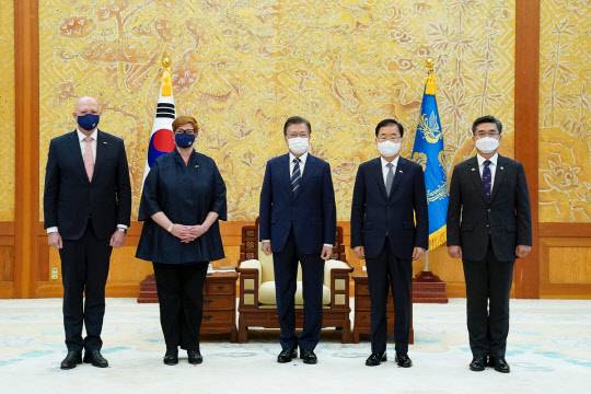 문재인 대통령이 13일 청와대 본관 접견실에서 호주 외교·외교 국방장관을 접견한 뒤 기념촬영을 하고 있다. 청와대 제공.