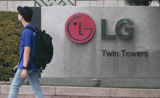 한 시민이 서울 여의도 LG전자 사옥 앞을 지나가고 있다. 연합뉴스