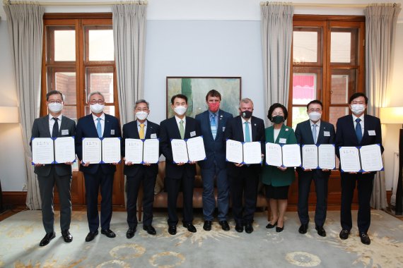 정은보 금융감독원장(왼쪽 네번째)이 13일 해외 당국 및 기업 학계 관계자들과 '국제 기후리스크 관리모형' 개발을 위한 업무협약 체결 후 기념촬영하고 있다.