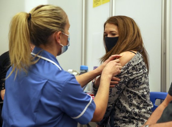 지난 4월13일(현지시간) 영국 레딩에서 한 시민이 모더나 코로나19 백신을 접종받고 있다.AP뉴시스