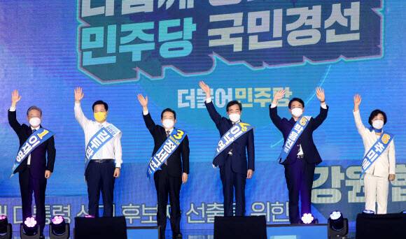 Candidates pose for photos at a joint speech session for the Democratic Party’s Gangwon Province primary vote in Wonju, Gangwon Province, on Sunday. From left to right, candidates Lee Jae-myung, Kim Du-kwan, Chung Sye-kyun, Lee Nak-yon and Choo Mi-ae can be seen waving. (Yonhap News)