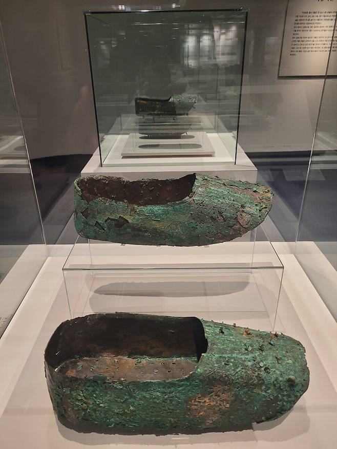 최초로 전시장에 공개된 무령왕의 금동 신발. 발굴 당시 형태가 으스러져 원형을 찾기 어려웠으나 최근 보존 복원 작업을 거쳐 왕비의 신발과 함께 처음 선보이게 됐다.