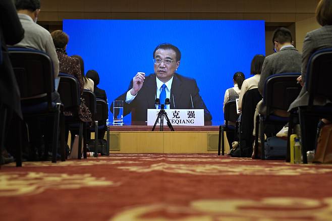 리커창 중국 국무원 총리가 올해 3월11일 베이징에서 열린 전국인민대표대회(전인대) 폐막 기자회견에서 각종 현안에 대한 기자들의 질문에 답변하고 있다. 리 총리는 올해 전인대에서 “‘십년마일검’(십년 동안 칼 한자루를 가는) 정신으로 핵심 기술 연구에서 돌파구를 마련해야 한다”고 밝혀 이목을 끌었다. 베이징/AP 연합뉴스