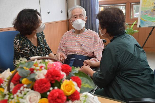 추석을 일주일여 앞둔 13일 오후 경기도 수원시 장안구 수원보훈요양원 면회실에서 이순복(70)씨와 이순애(63)씨가 부친 이주환(93)씨를 면회하고 있다. 공동취재사진, 연합뉴스