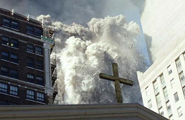2001년 9월 11일 미국 뉴욕의 십자가 조형물 뒤에서 세계무역센터(WTC) 건물이 테러 공격으로 무너지는 모습. 미국 비밀경호국(SS) 트위터 캡처