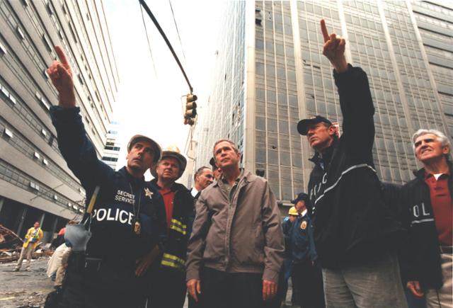2001년 9월 14일 조지 W 부시(가운데) 당시 미국 대통령이 9·11 테러 사흘 후 사건 현장을 둘러보고 있다. 미국 비밀경호국(SS) 트위터 캡처