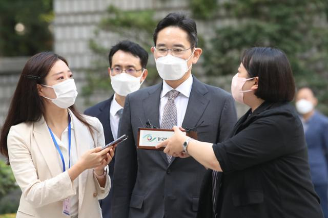 경영권 불법 승계' 의혹을 받고 있는 이재용 삼성전자 부회장이 9일 오전 서울 서초구 서울중앙지방법원에서 열린 자본시장과 금융투자업에 관한 법률위반 등 혐의 관련 공판에 출석하고 있다. 뉴스1