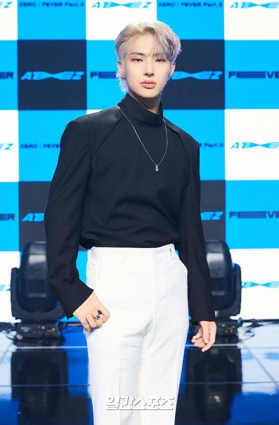 그룹 에이티즈(ATEEZ)가 13일 오후 미니 7집 ‘제로 : 피버 파트 3(ZERO : FEVER Part.3) 발매 기념 쇼케이스를 온라인으로 진행했다. 에이티즈(홍중, 성화, 윤호, 여상, 산, 민기, 우영, 종호) 멤버 민기가 포토타임에서 포즈를 취하고 있다. 〈사진=KQ엔터테인먼트 제공〉 김진경 기자 kim.jinkyung@joongang.co.kr/2021.09.13/