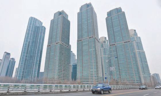 집값이 전세계적으로 급등하는 가운데 국내 대표적인 초고층 고급 아파트인 서울 강남구 도곡동 타워팰리스 몸값도 치솟았다. 올해 들어 펜트하우스가 이전 고점보다 20억원 오른 금액에 거래됐다. [중앙포토]