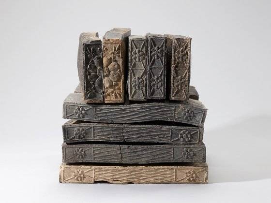 백제시대에 제작되어 사용된 연꽃무늬 벽돌. 사진 국립공주박물관