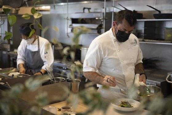 지난 5월 미국 워싱턴 하얏트 호텔체인 소속 요리사가 음식을 만들고 있다. [AP=연합뉴스]