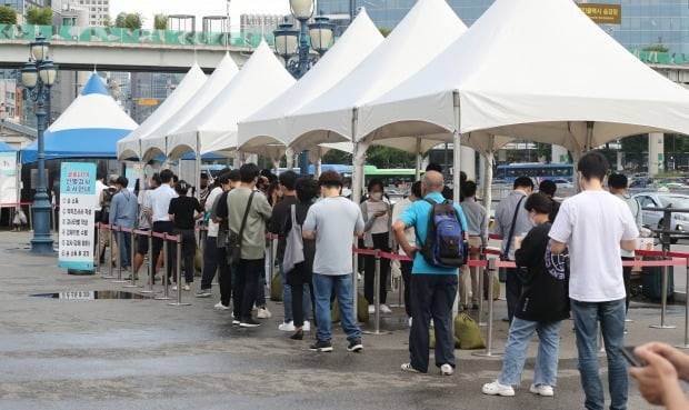 13일 서울 중구 서울역 임시선별진료소에서 시민들이 검사 대기를 하고 있다. /사진=뉴스1