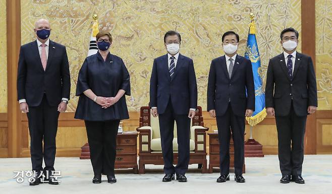 문재인 대통령이 13일 청와대 본관에서 호주 외교·국방장관을 접견했다. 문 대통령이 접견에 앞서 한·호 외교·국방장관과 기념촬영을 하고 있다. 왼쪽부터 호주 피터 더튼 국방장관, 마리스 페인 외교장관, 문 대통령, 정의용 외교부 장관, 서욱 국방부 장관. 청와대사진기자단