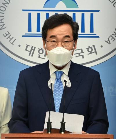 이낙연 전 더불어민주당 대표가 13일 국회에서 저출생 대응 공약을 발표하고 있다.  국회사진기자단
