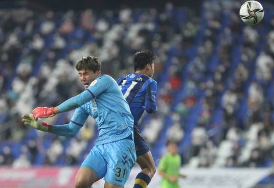 Ulsan Hyundai's Lee Dong-jun, right, heads the ball during a K League 1 match against Jeonbuk Hyundai Motors on Friday at Ulsan Munsu Stadium in Ulsan. [YONHAP]