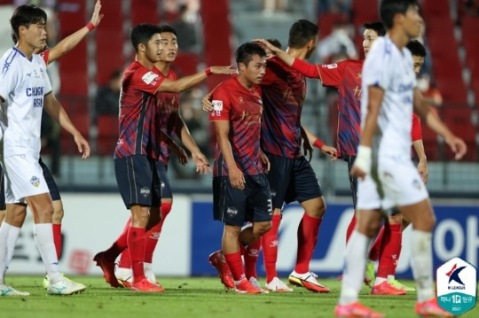 동료들의 축하를 받는 김천 상무 고승범 [한국프로축구연맹 제공]