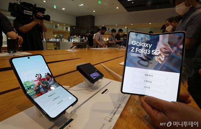 삼성 갤럭시Z폴드3와 갤럭시Z플립3 /사진=이기범 기자 leekb@