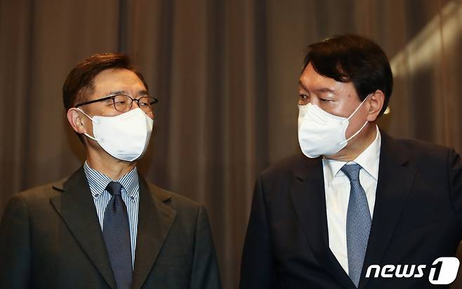 국민의힘 윤석열, 최재형 대선 경선 예비후보가 12일 서울 여의도 글래드 호텔에서 정권의 정치공작과 국정원의 대선 개입 의혹 등에 대한 대처방안을 논의한 뒤 회동 결과를 밝히고 있다. /사진=뉴스1